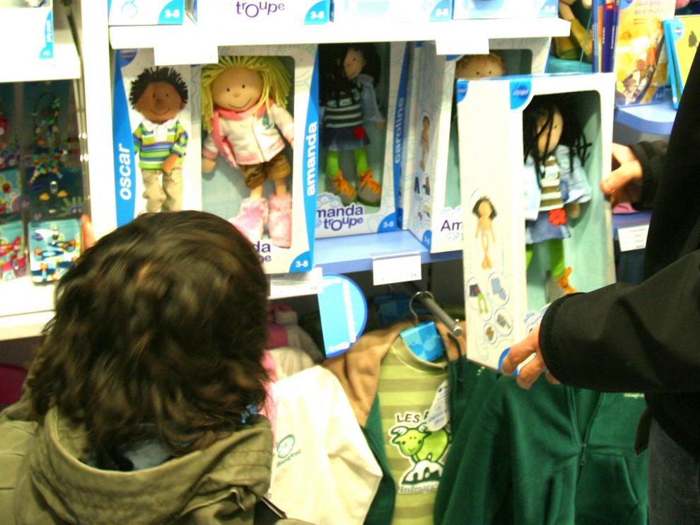 Coquetas, madres o esposas... las niñas en los anuncios de juguetes