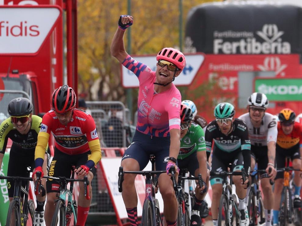 Cort Nielsen mantiene la fiesta del Education First en la vuelta a España