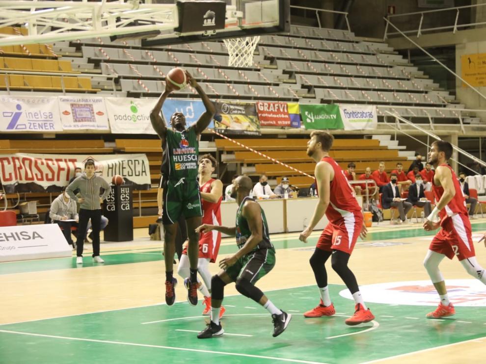 Agónica primera victoria de Levitec Huesca (90-84)