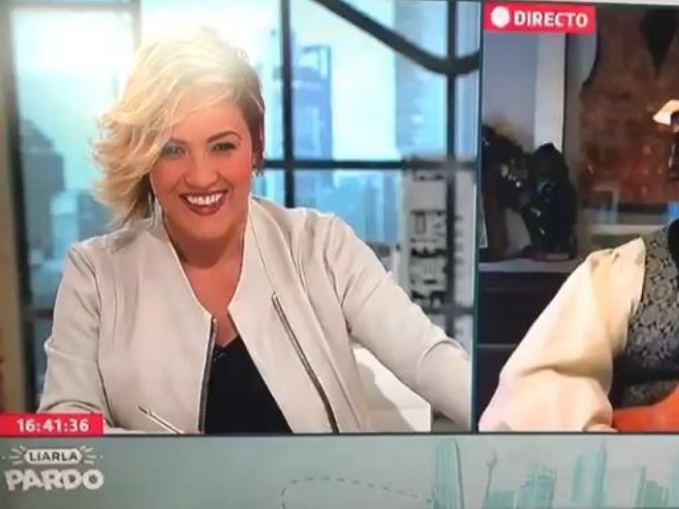 El jotero altoaragonés Javier Badules, celebra con Cristina Pardo su programa número 100