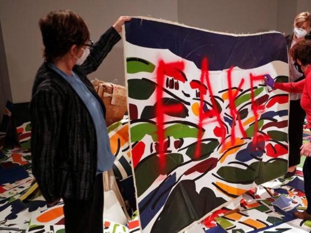 Una artista destruye 300 obras que le plagiaron