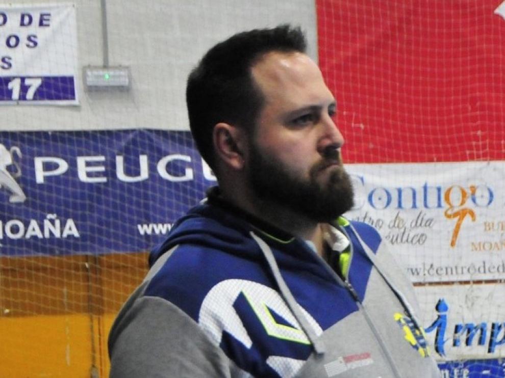 Nacho Moyano, técnico de Cangas: "Acabamos de volver tras un mes y se nota en lo físico"