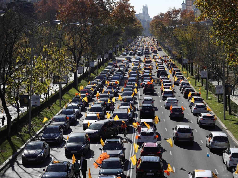 Miles de familias salen en coche a la calle para rechazar la ley Celaá