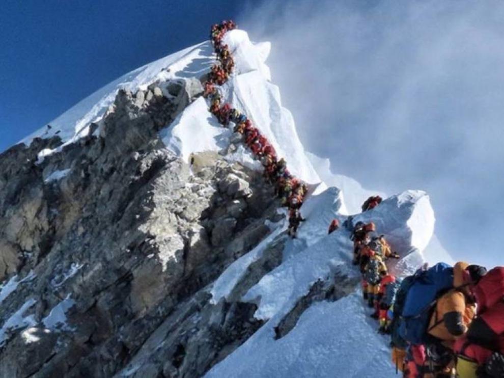 Encuentran microplásticos en muestras de nieve del Everest