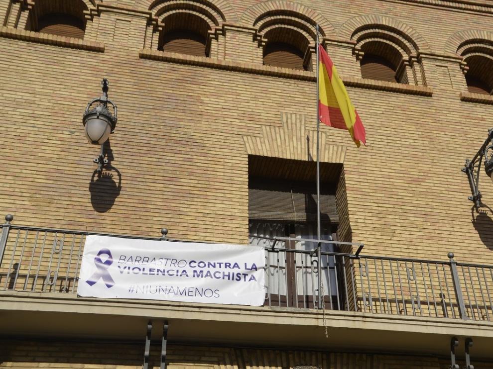 Barbastro guarda un minuto de silencio por las víctimas de la violencia contra las mujeres
