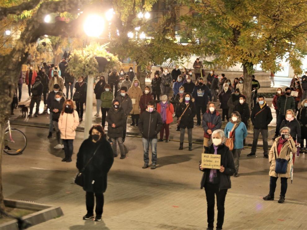 Un centenar de voces se alzan en Huesca para exigir "justicia" y "reparación" para las víctimas de violencia machista