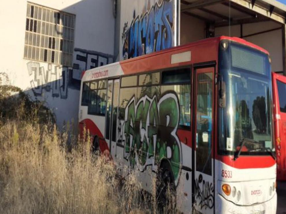 La Policía Nacional detiene a un grafitero por causar daños en varios autobuses en Huesca
