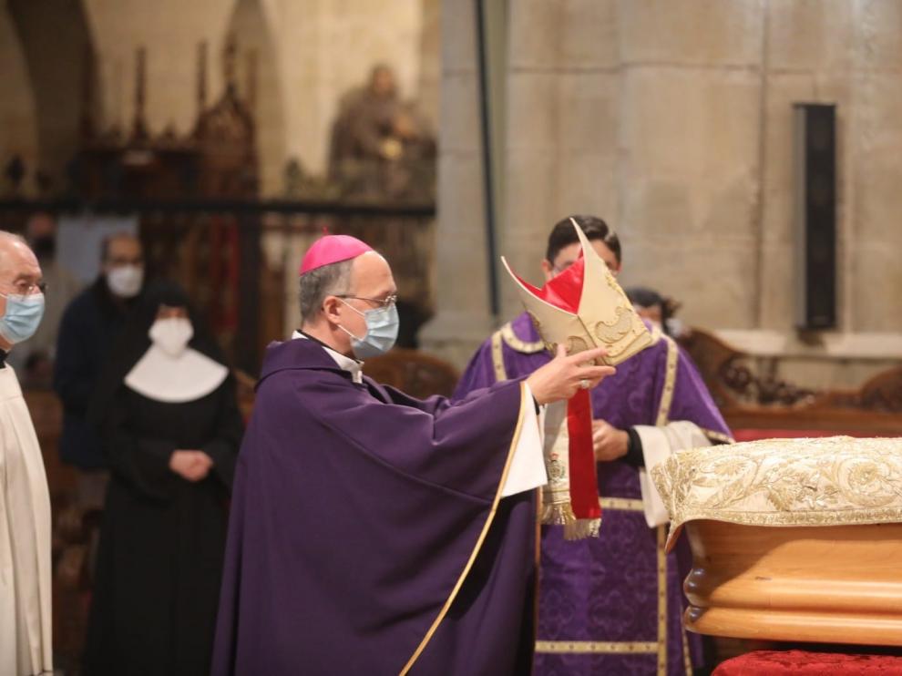 Los restos mortales de Damián Iguacen reposan ya en la Catedral de Huesca