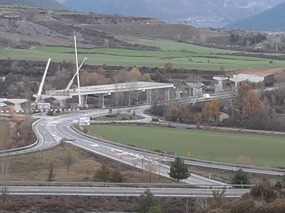 Colocan las vigas del viaducto sobre el río Aurín de la A-23