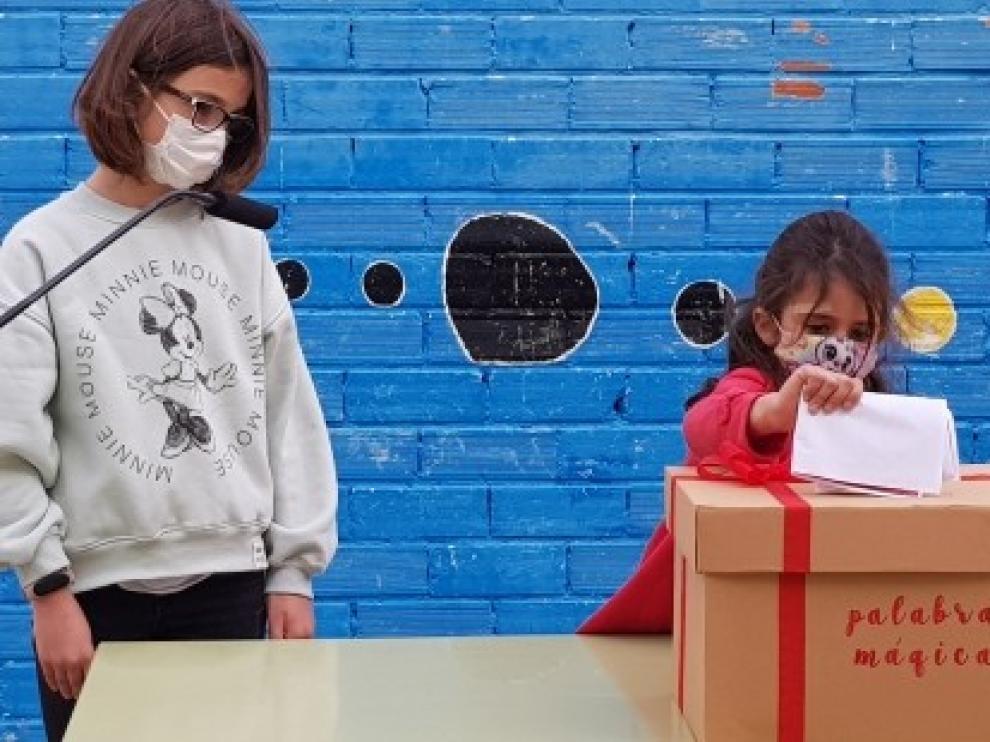 La Caja de las Palabras Mágicas llega al primer colegio de Aragón para que los niños trasladen a las residencias de mayores mensajes de cariño y apoyo esta Navidad