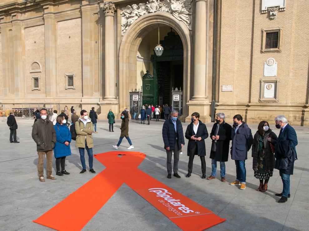 El PP despliega un enorme lazo contra la 'Ley Celaá' en la plaza del Pilar de Zaragoza