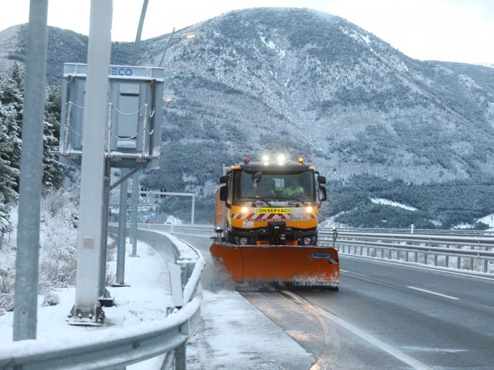 La nieve irrumpe en el Pirineo y obliga a usar cadenas en varias carreteras