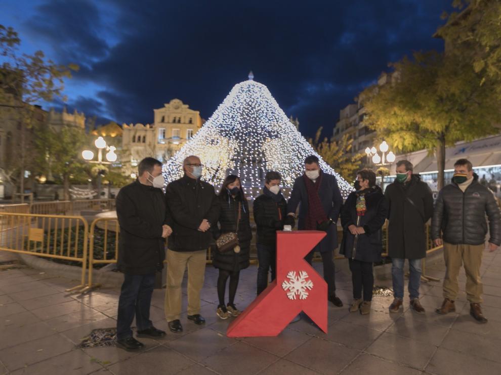 Más de 30 calles de Huesca se iluminan con motivo de las fiestas de Navidad