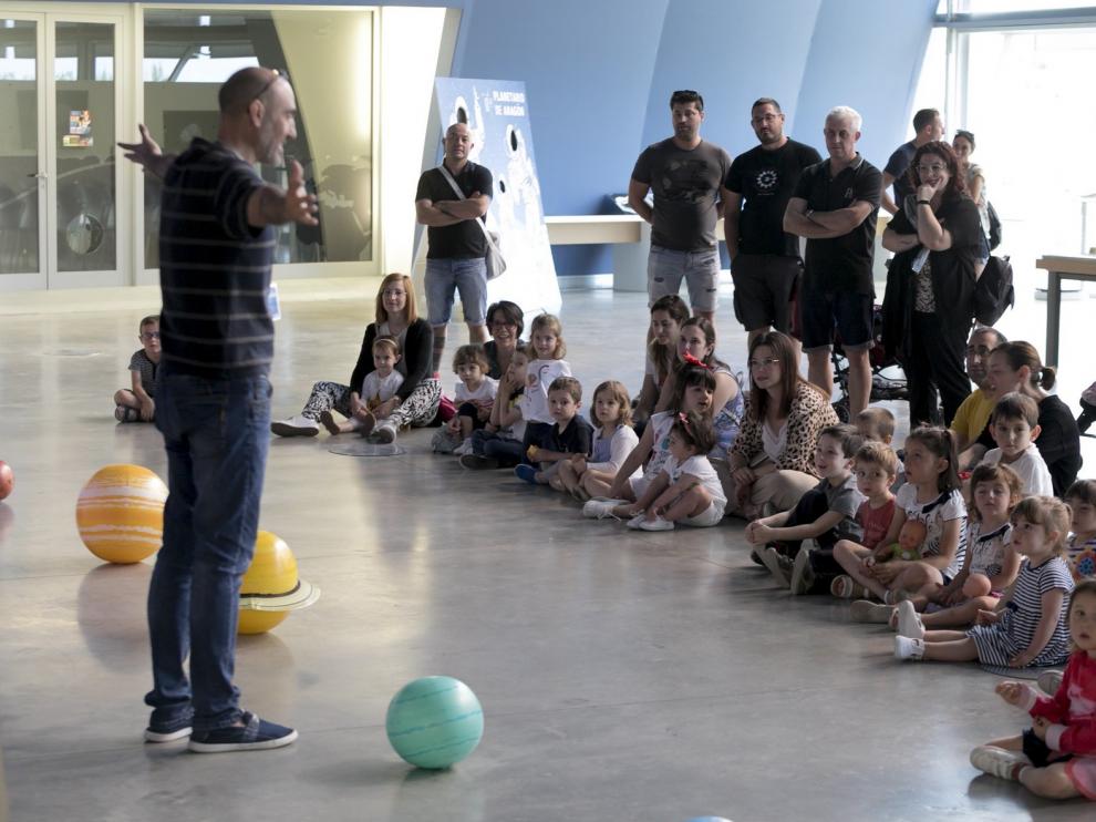 El Planetario ofrece estos días visitas, observaciones y su sesión Bebenautas en Huesca