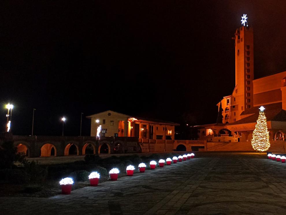 Torreciudad estrena su árbol de Navidad y dos belenes