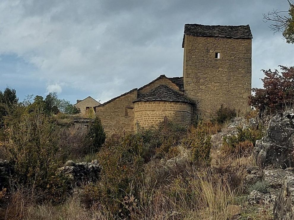 La Asociación Amigos de Serrablo mejora el estado de la iglesia de Rapún
