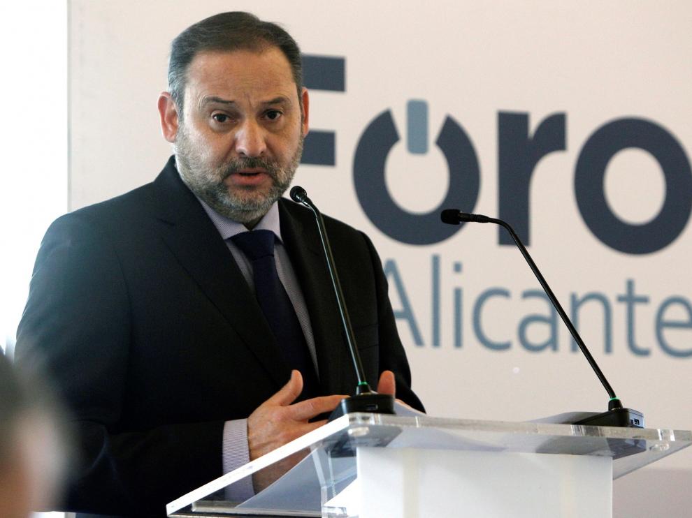 Ábalos atribuye a un error su tuit sobre la postura de AP en el 78 sobre la Constitución
