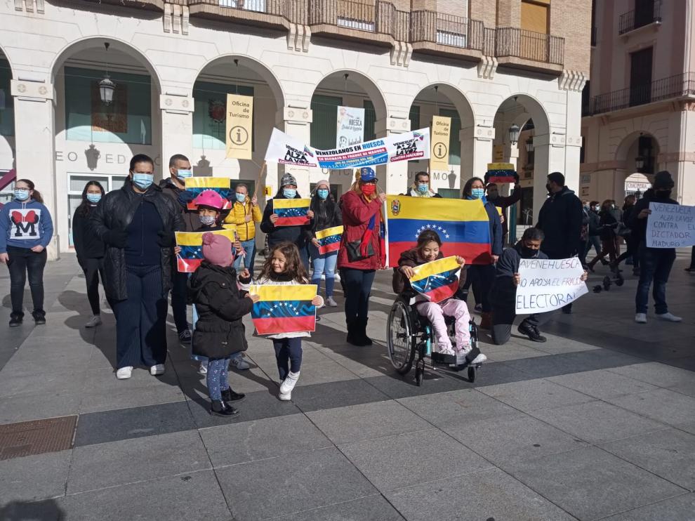Un grupo de venezolanos de Huesca se manifiesta contra Maduro y unas elecciones que consideran fraudulentas