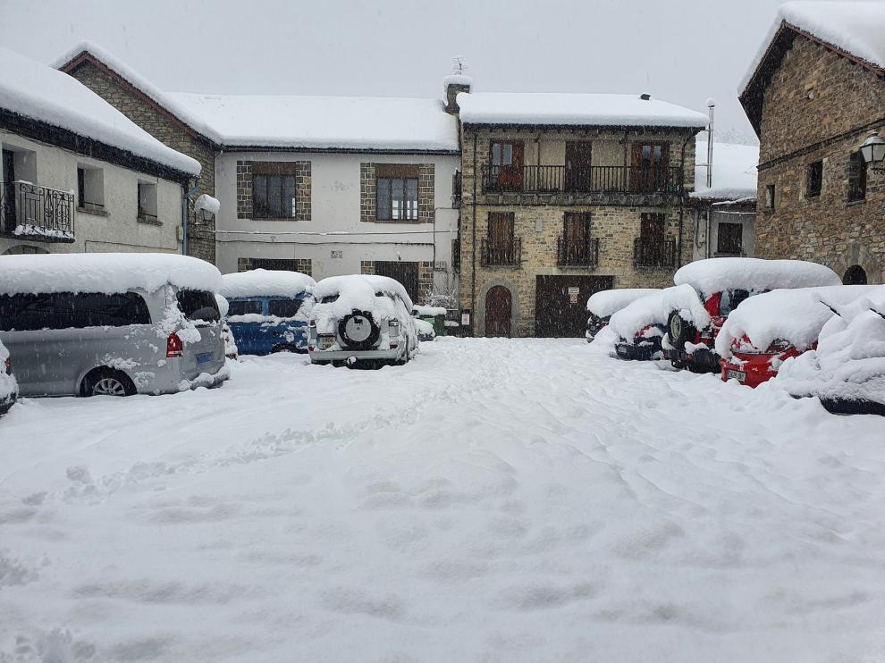 La nieve deja sin suministro eléctrico a Aragüés del Puerto y Caldearenas