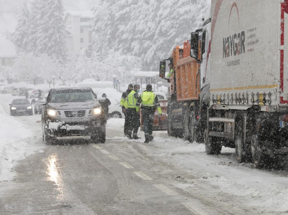 La nieve corta el Canfranero y causa problemas en las carreteras de la provincia de Huesca