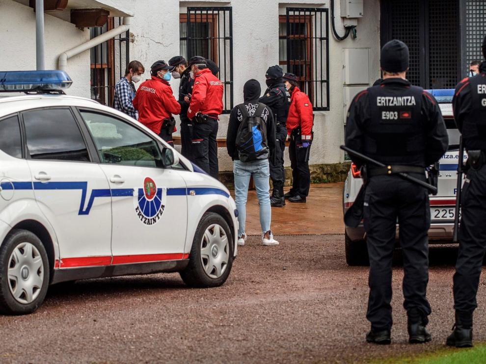 Sorprenden a 67 jóvenes toda la noche de fiesta en un convento vizcaíno