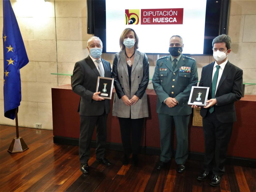 La Guardia Civil impone la Cruz del Mérito a la Diputación de Huesca y al Ayuntamiento oscense