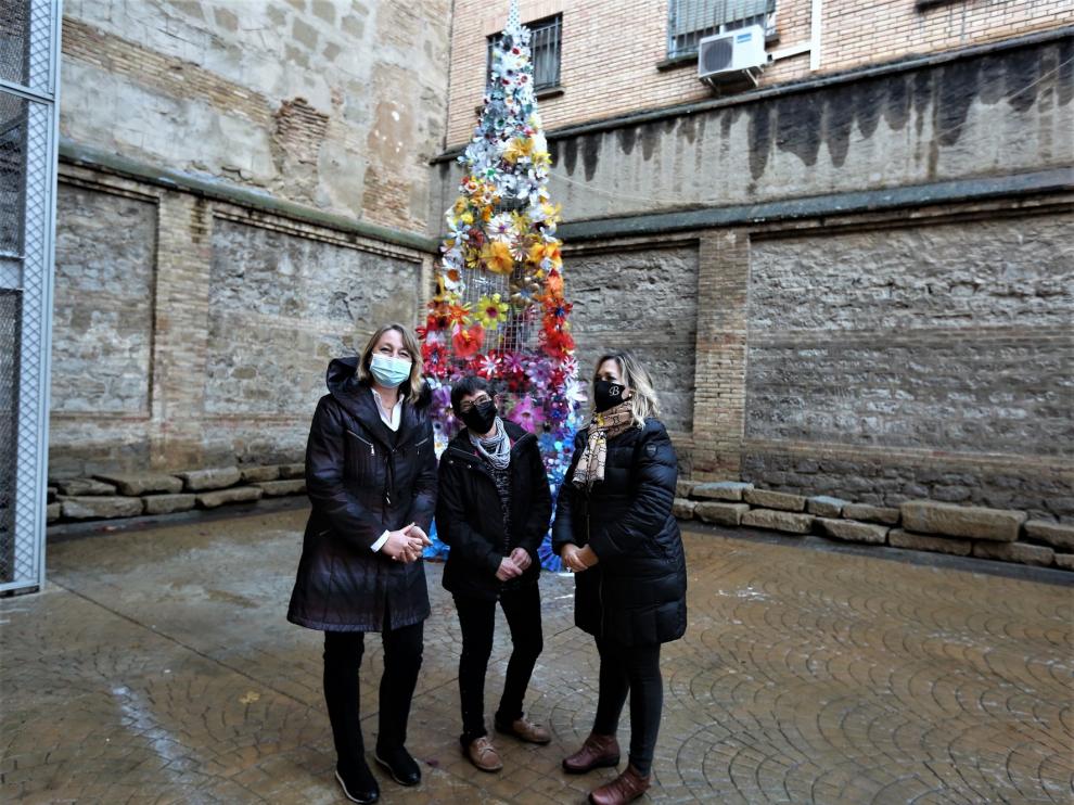 Un colorido árbol rinde homenaje en Huesca a las víctimas de la covid