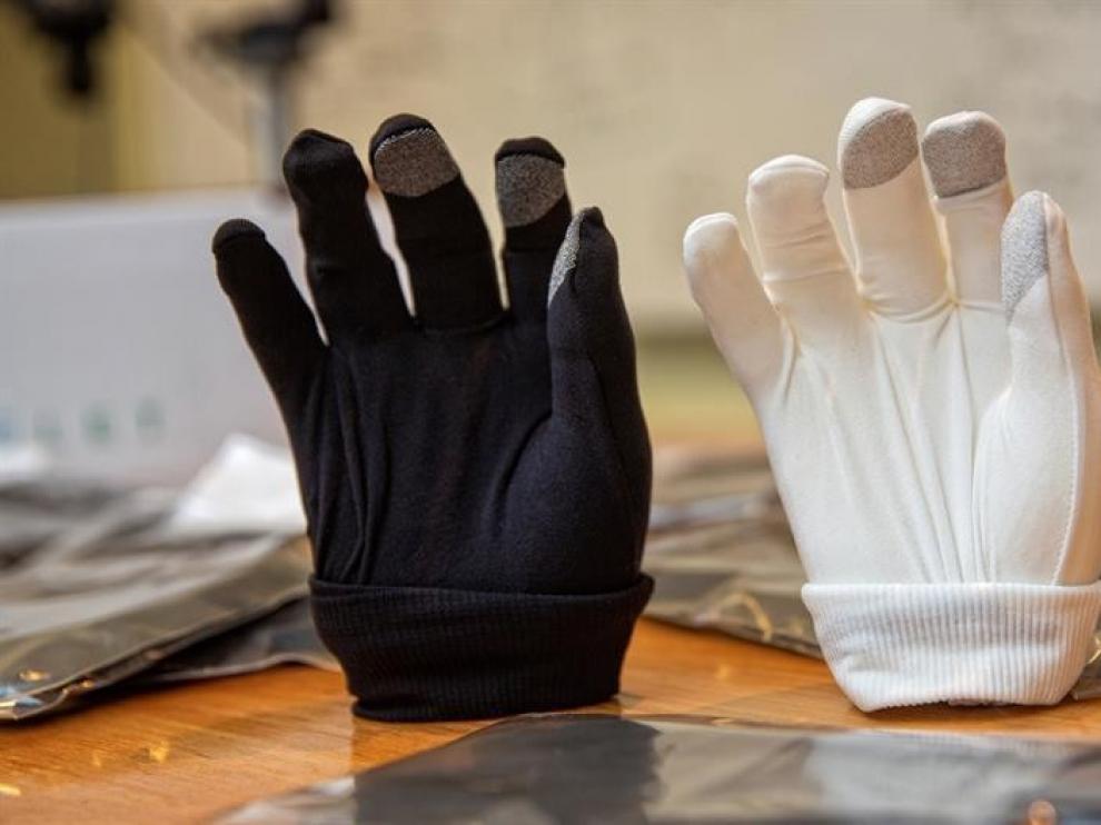 Diseñan un guante que elimina el material genético de la covid en una hora