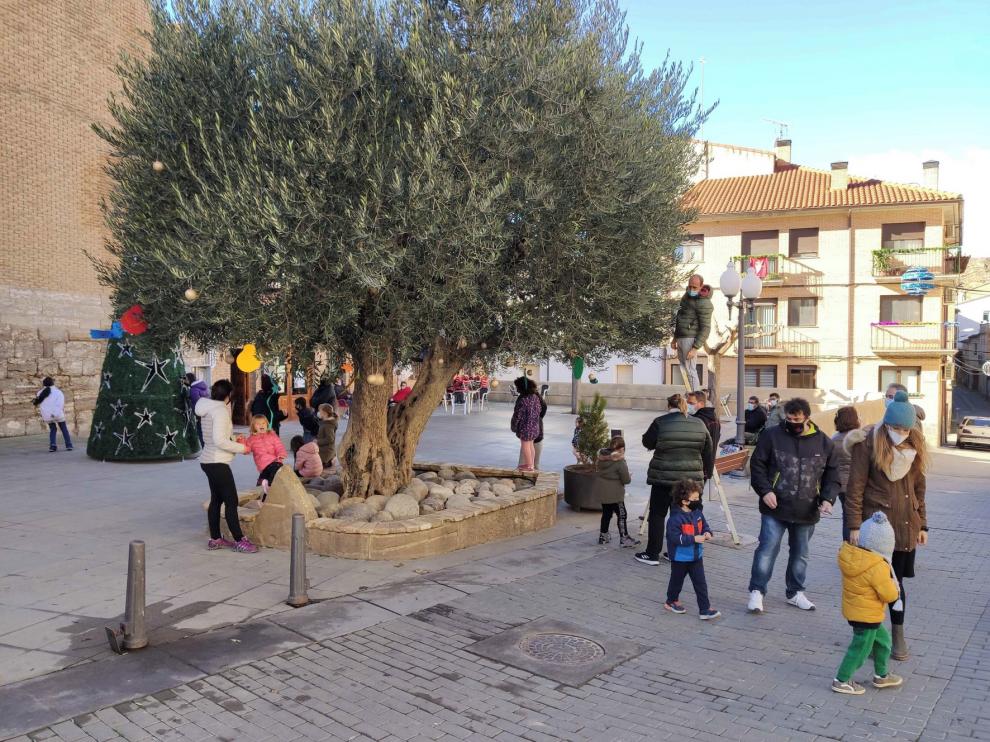 San Esteban decora su olivo
