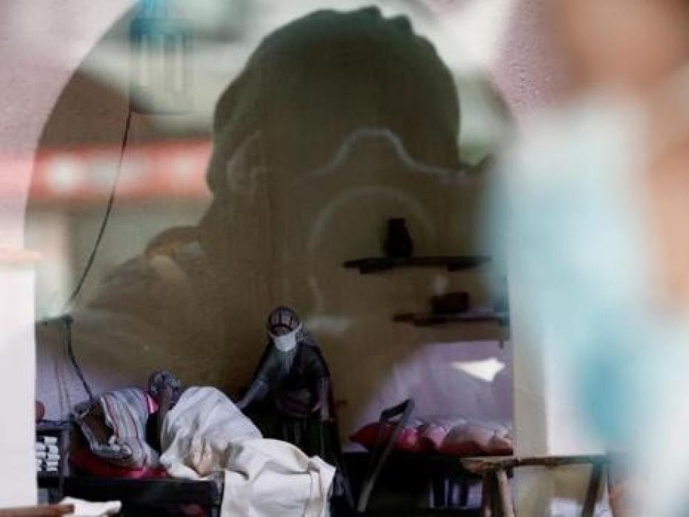 El hospital y las mascarillas crean sensación en el Belén de Sol
