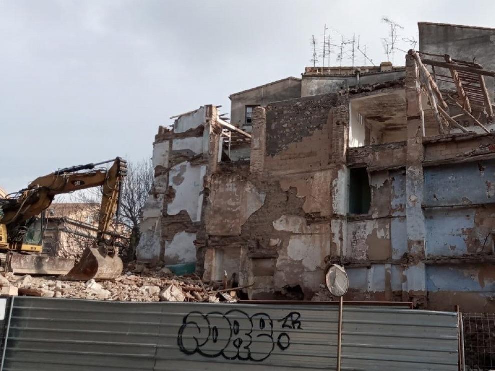 Comienza la demolición de un edificio de la calle Las Fuentes de Barbastro