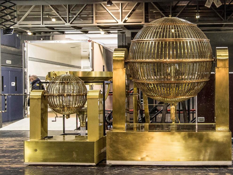Los bombos del sorteo de Navidad ya están en el Teatro Real
