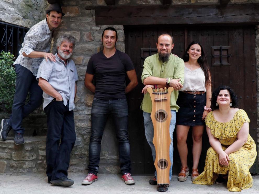 El grupo de folk Mosicaires impulsa cuatro proyectos educativos para divulgar la tradición, la lengua y la naturaleza