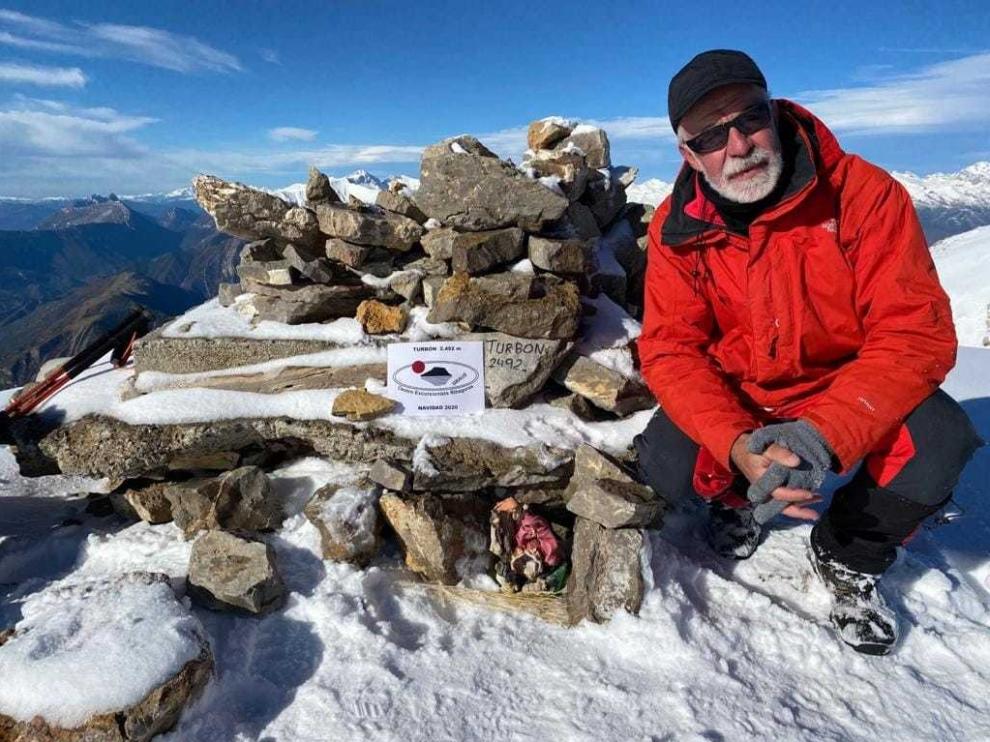 El CER cumple con la colocación del belén en la cima del Turbón