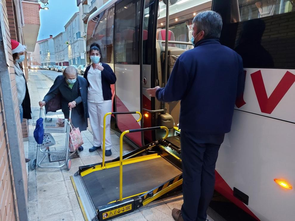 Usuarios de la Residencia Valle Altos recorren Sabiñánigo en autobús
