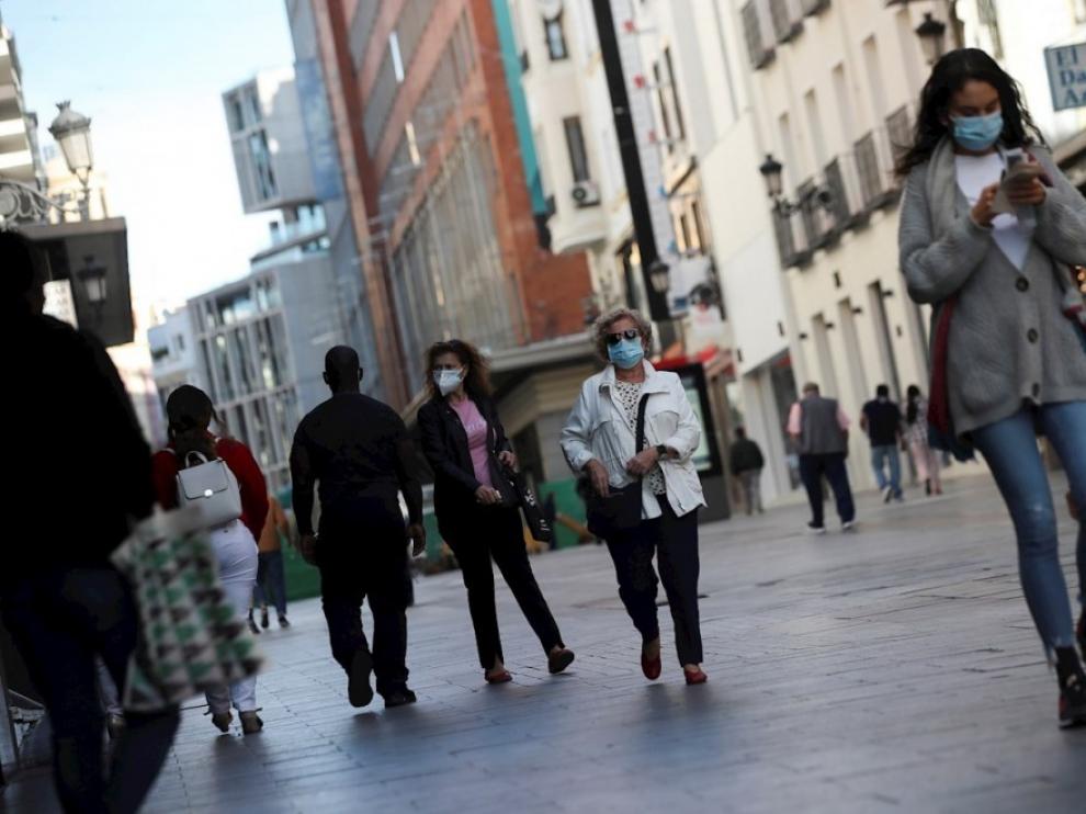 El alza en los contagios fuerza a más restricciones