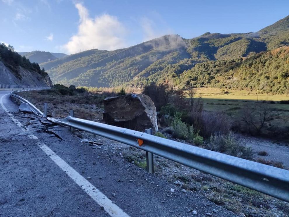 Un desprendimiento de roca corta durante más de dos horas la N-260 entre Boltaña y Fiscal