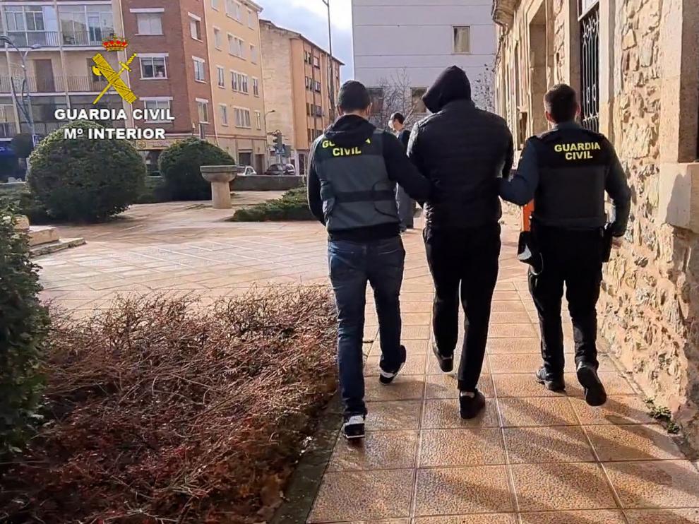 La Guardia Civil desarticula una organización criminal responsable de de estafas en Huesca con la venta de mascarillas