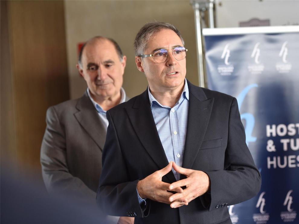 Los hosteleros de los valles se sienten "engañados" por el retraso en el inicio de la campaña de esquí