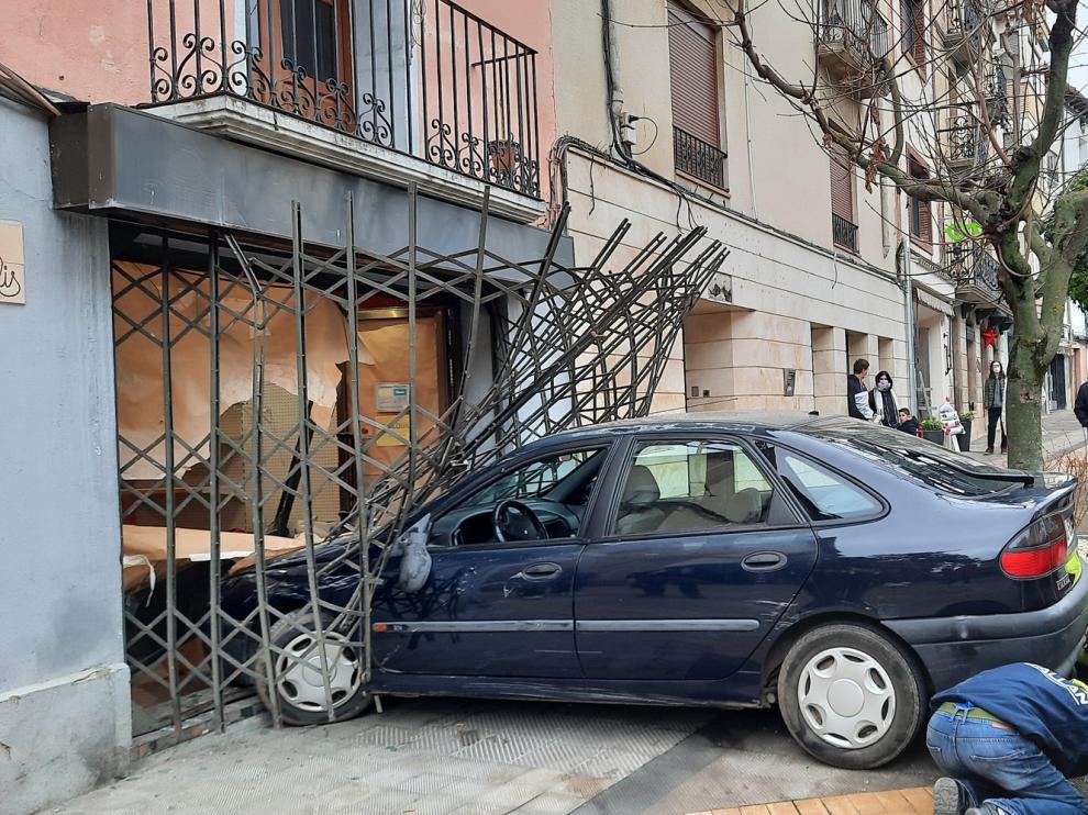 Un turismo se empotra contra un escaparate en Graus por un fallo mecánico