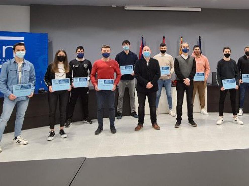 Quince jóvenes deportistas binefarenses reciben becas municipales por su especial proyección