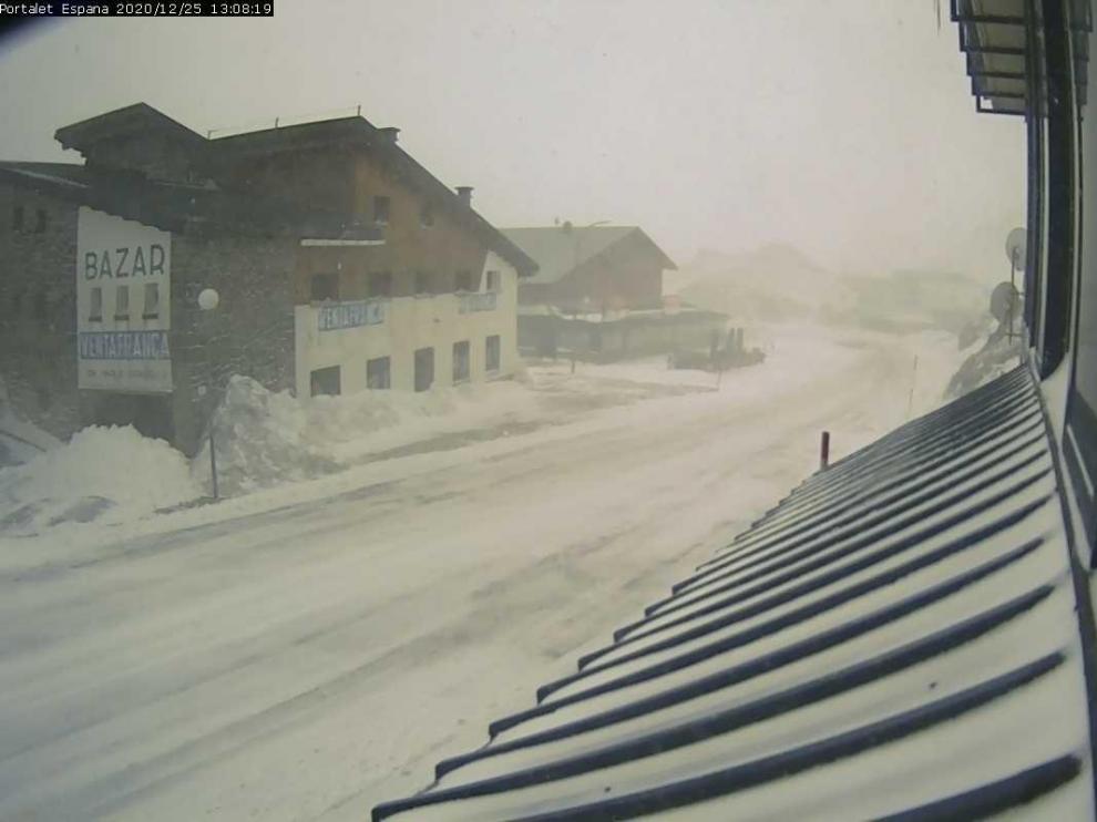 Los pasos transfronterizos de Somport, Portalet y Bielsa, con cadenas por la nieve