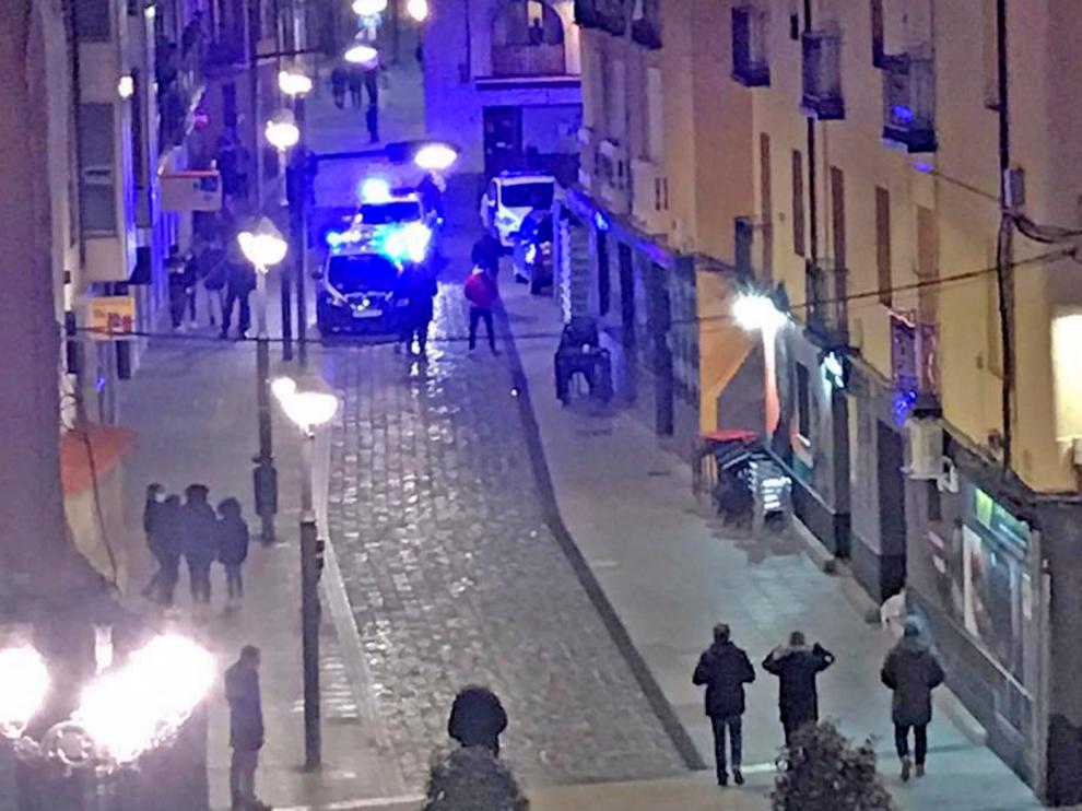Detenida una mujer de 29 años en Huesca por apuñalar a su expareja en un bar de la calle Argensolas