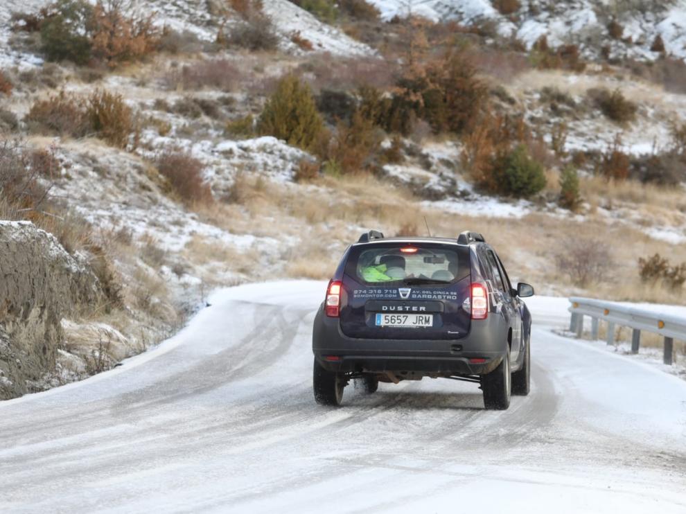 Una gran nevada cubre el Pirineo de Huesca y causa afecciones en las carreteras y el ferrocarril