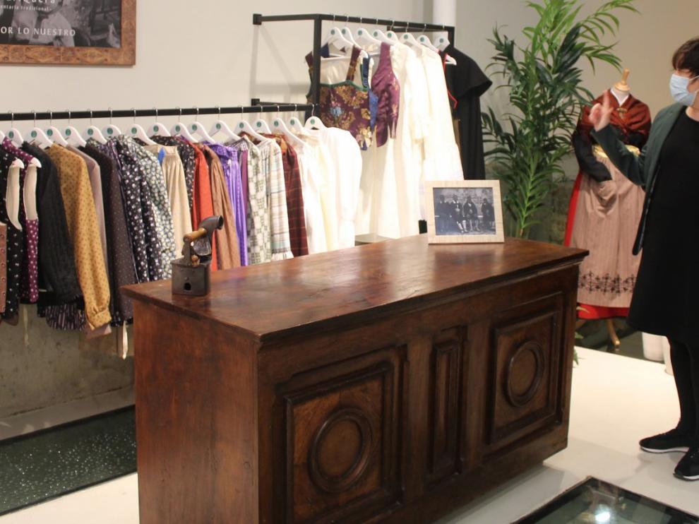 A Faldriquera traslada a Canellas su tienda, que toma aire de museo