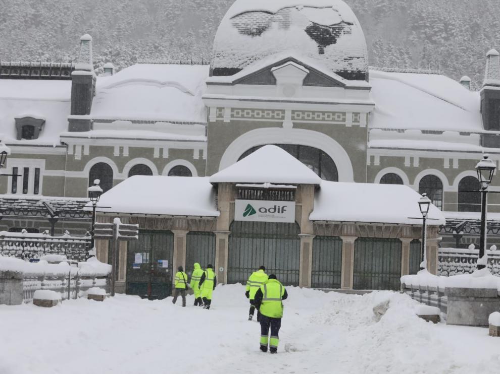 Restablecido el servicio ferroviario entre Jaca y Canfranc y se necesitan cadenas en algunos tramos pirenaicos