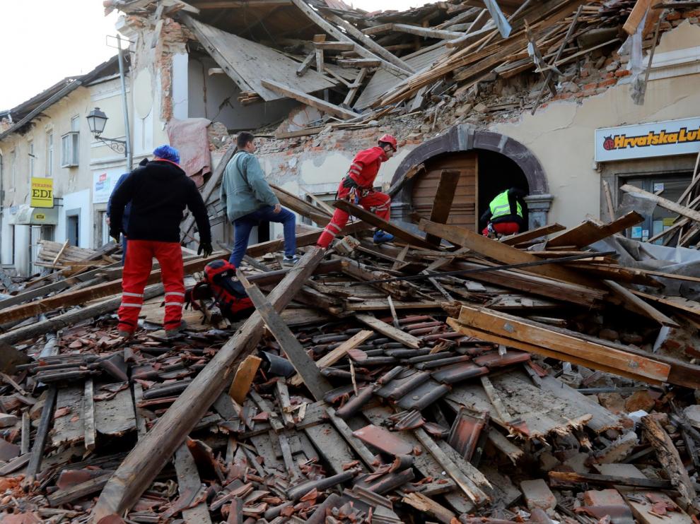 Al menos siete muertos, entre ellos una niña, en el terremoto que agitó Croacia