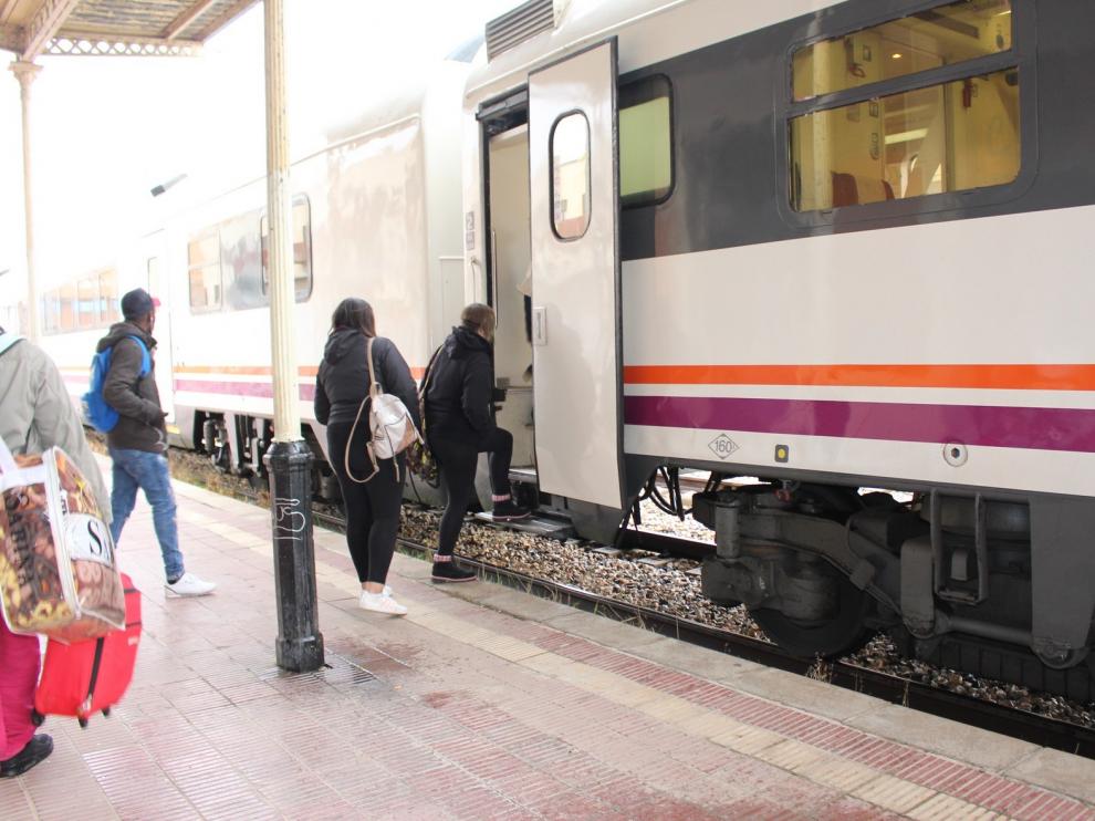 El Gobierno informa a CHA de las opciones "suficientes" que tienen los usuarios de la estación de Binéfar