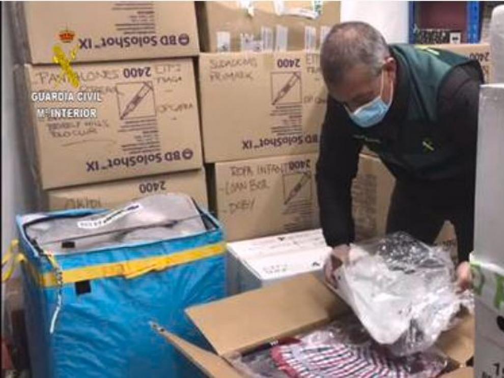 La Guardia Civil entrega a Cáritas de Barbastro-Monzón numerosos efectos recuperados en una operación
