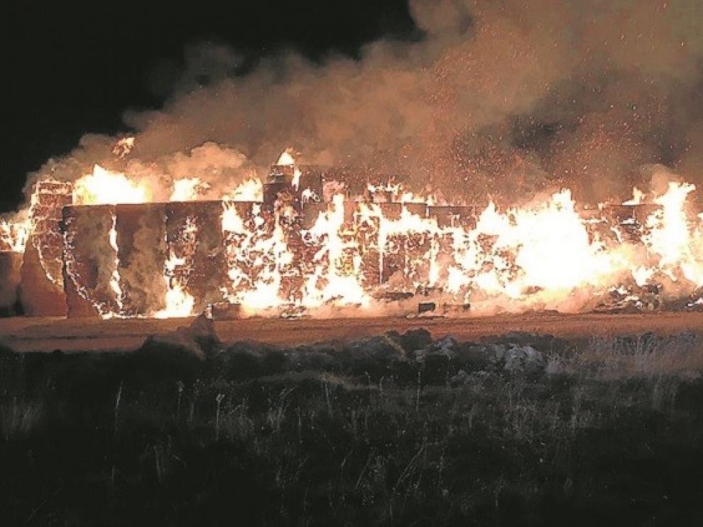 Un incendio destruye unas pacas almacenadas a las afueras de la ciudad